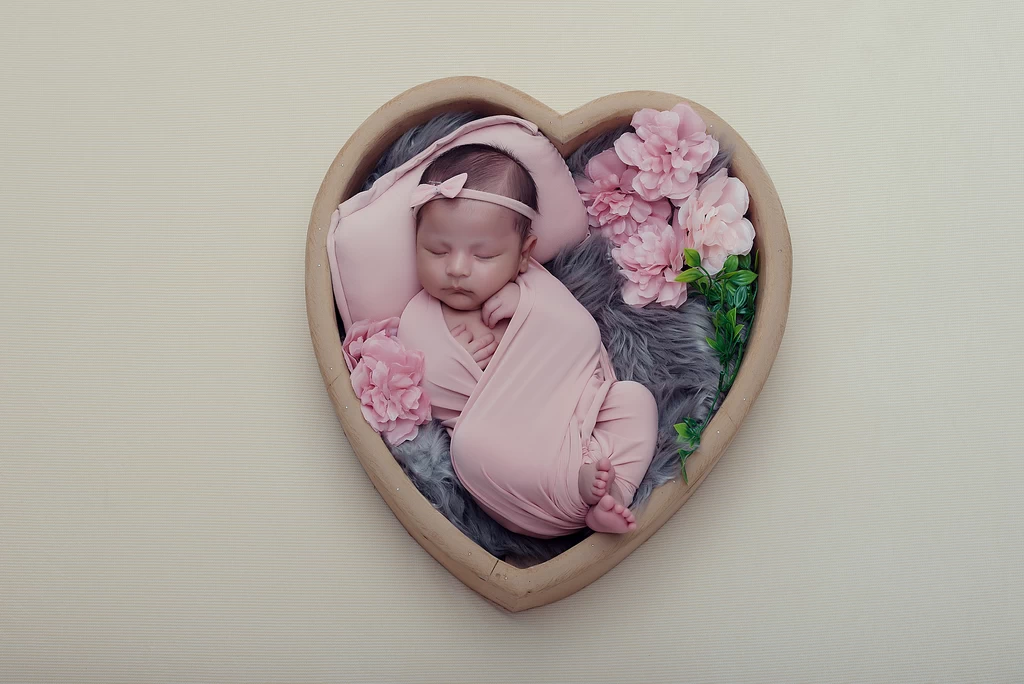 newborn photoshoot Patiala wrapped pose